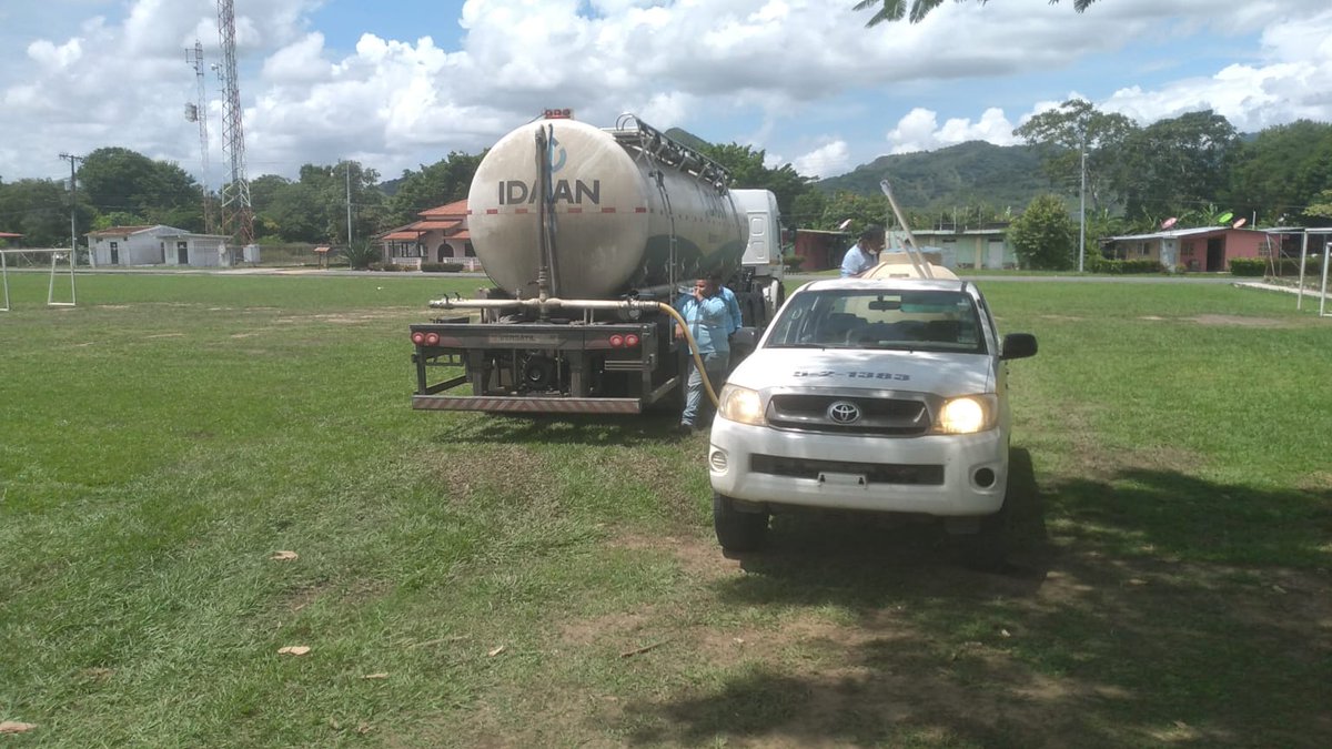 IDAANinforma's tweet photo. #Coclé: Seguimos trabajando en el reemplazo de unos motores ubicados en la toma de agua cruda de La Pintada. Carros cisternas del IDAAN distribuyen agua en el sector para que los clientes se abastezcan hasta tanto se restablezca la operatividad de la planta al 100%. @311Panama https://t.co/G3Bxi1WOAr