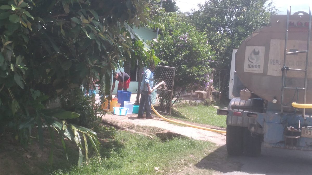 IDAANinforma's tweet photo. #Coclé: Seguimos trabajando en el reemplazo de unos motores ubicados en la toma de agua cruda de La Pintada. Carros cisternas del IDAAN distribuyen agua en el sector para que los clientes se abastezcan hasta tanto se restablezca la operatividad de la planta al 100%. @311Panama https://t.co/G3Bxi1WOAr