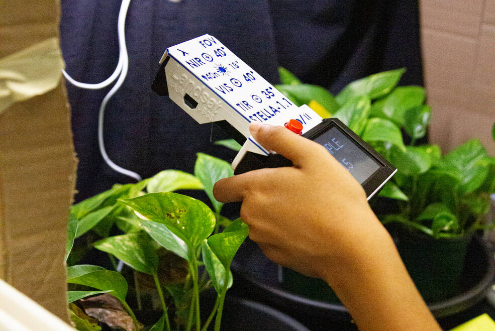 Landsat in the palm of your hand 🖐️🛰️

With a new #DIY tools called STELLA, students, educators and citizen scientists can measure plant health on the ground, similar to how <a href="/NASA_Landsat/">ARCHIVED - NASA Landsat</a> does it from space!  🌱go.nasa.gov/3PraZ4c