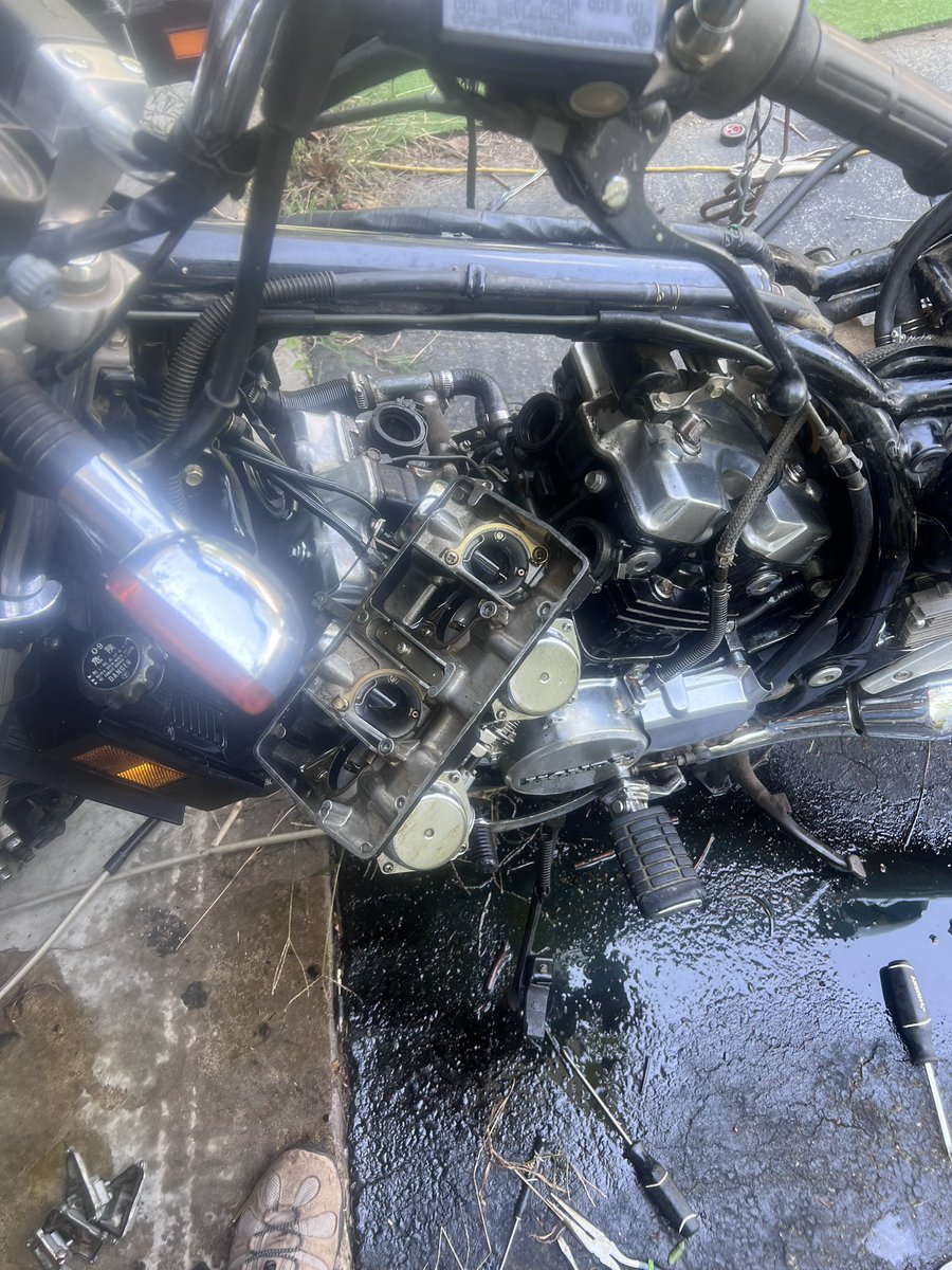 bogdog28's tweet photo. Found a marketplace steal the other day. 85 magna hasn’t run in 33 years. I’ve been through the entire fuel system and cleaned the carbs and got it to run today. Pretty hyped https://t.co/EtORlyC28O