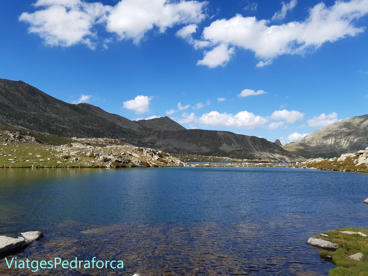 ViatgesP's tweet photo. [📌NOU POST] 15 espectaculars llacs dels Pirineus ➡️https://t.co/YNESGFDzXO https://t.co/NSH8ZERyj0