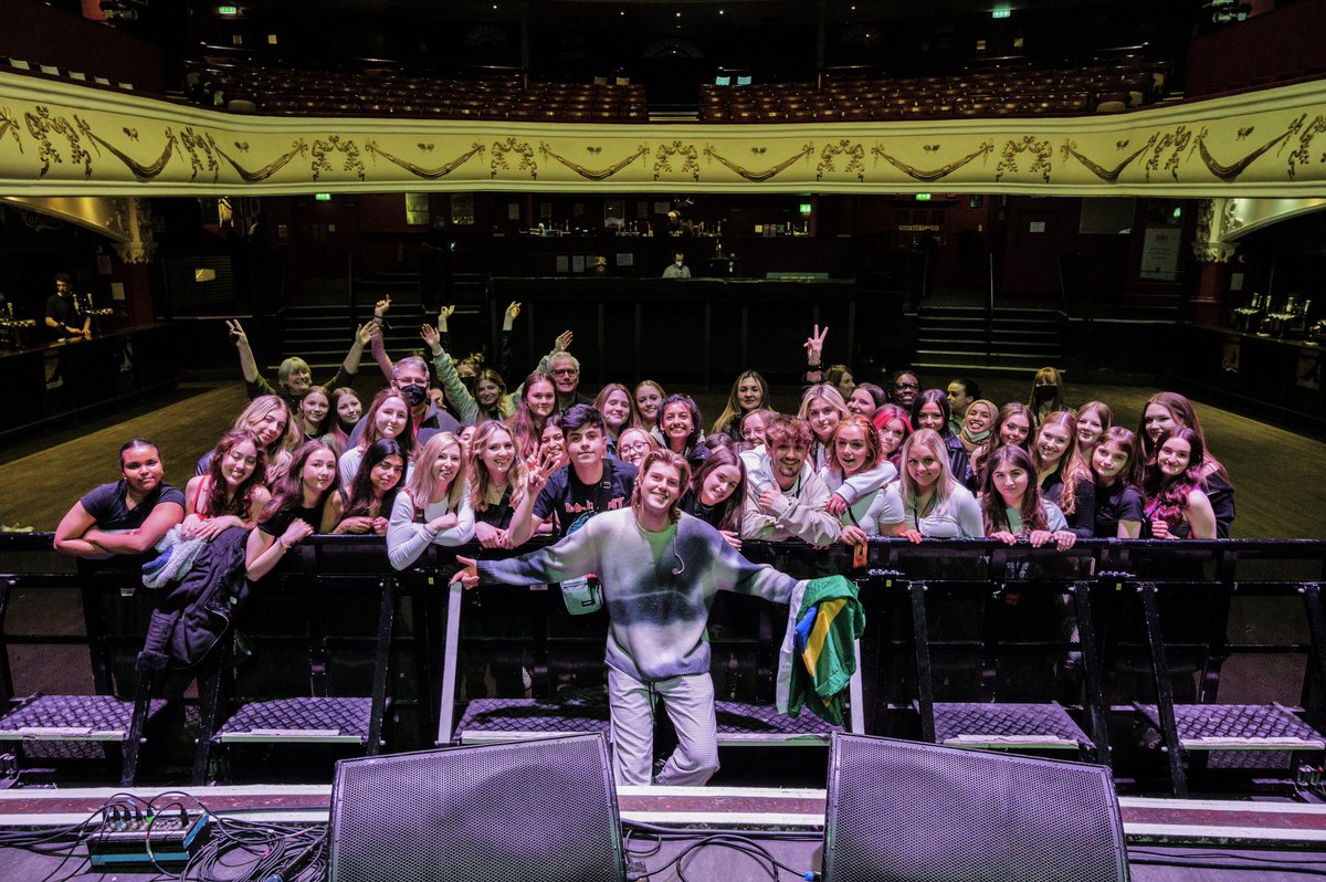 Liv1forrester's tweet photo. seeing my besties again in a week and a half AHHHHHHDKSJJDJSJS @gwsblossom @3ndscene https://t.co/u8dZ4H3UqR