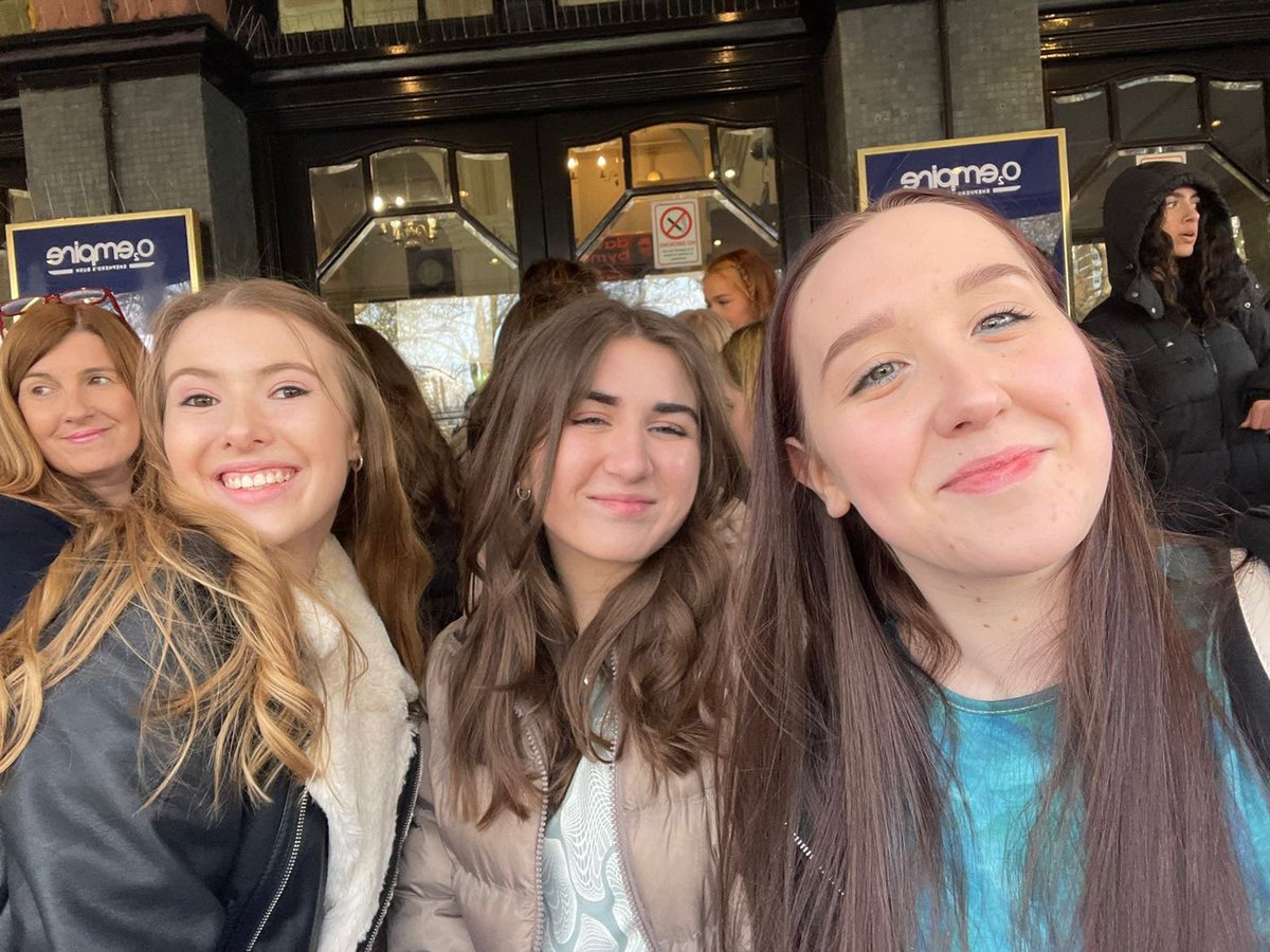 Liv1forrester's tweet photo. seeing my besties again in a week and a half AHHHHHHDKSJJDJSJS @gwsblossom @3ndscene https://t.co/u8dZ4H3UqR