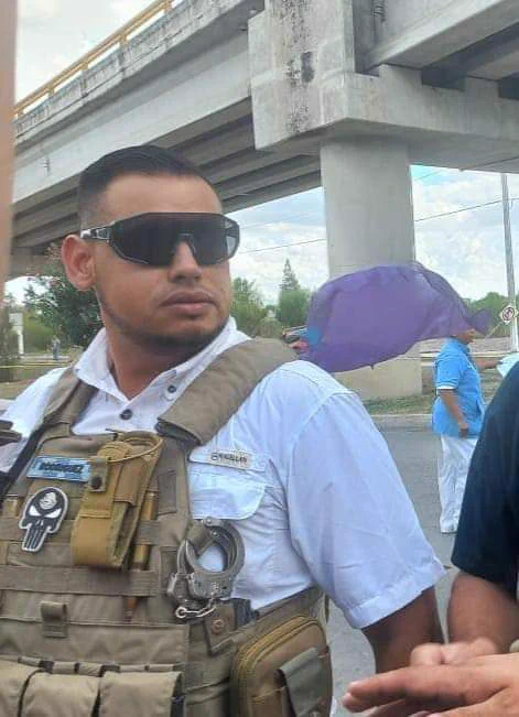eveoscar's tweet photo. Elemento de la de la fiscalia matamorense de apellido Rodríguez con aspecto de mamón se nego a dar auxilio a una anciana que fue asaltada en su presencia.
De que le sirve la bala calibre 50 que presume en su uniforme?.#cdmx,#reynosafollow,#mtyfollow,#guadalajara, https://t.co/C7d2jn7XKD