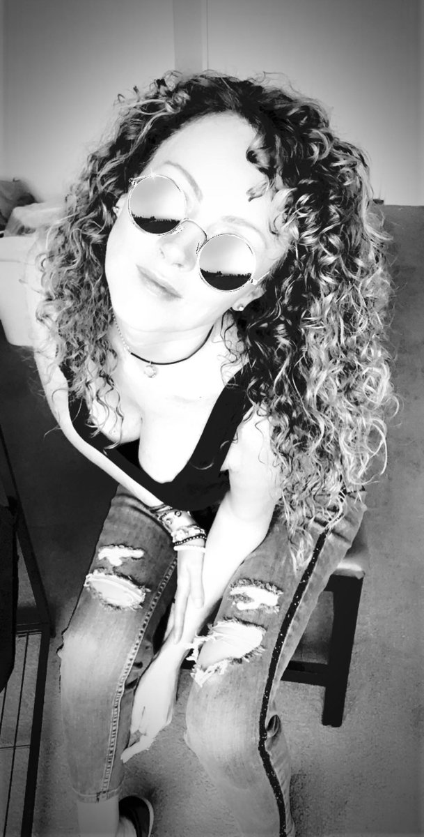 Susana_Lozano's tweet photo. Hacer una locura de vez en cuando es una necesidad básica para que yo mantenga la cordura…
#yolo
.
💥👊🏼🔥
.
#me #crazyme #yo #meandmyself #glasses #blackandwhite #susanalozano https://t.co/Jh2DgudoC1