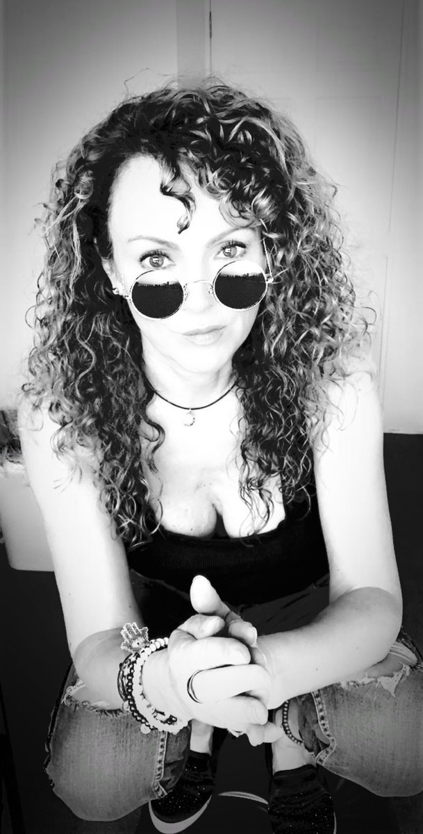 Susana_Lozano's tweet photo. Hacer una locura de vez en cuando es una necesidad básica para que yo mantenga la cordura…
#yolo
.
💥👊🏼🔥
.
#me #crazyme #yo #meandmyself #glasses #blackandwhite #susanalozano https://t.co/Jh2DgudoC1