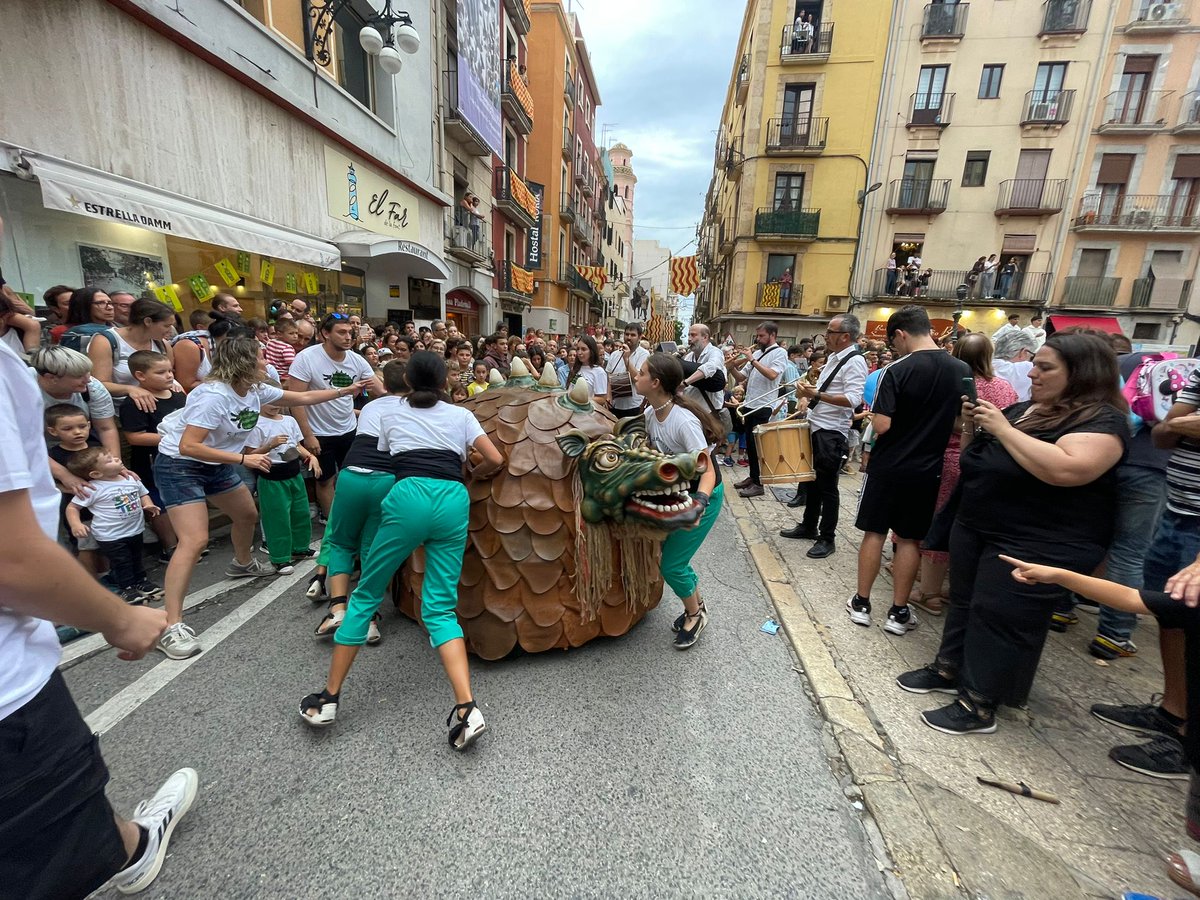 Santa Tecla Tarragona (@santateclatgn) on Twitter photo <a href="/BallDiablesTgn/">Ball de Diables de Tarragona</a> <a href="/diablesvoramar/">Diables Voramar - Víbria de Tarragona</a> <a href="/boudetgn/">Boudetgn_oficial</a> <a href="/DracSantRocTgn/">Drac de Sant Roc de Tarragona</a> <a href="/griutgn/">griutgn</a> També ha sigut el torn del Ball d'en Serrallonga Petit (<a href="/BallSerrallonga/">BallSerrallongaTGN</a>) 🧨, l’Aligueta (<a href="/AligaTGN/">Àliga de Tarragona</a>) 🐤, la Mulasseta (<a href="/MulassaTgn/">Associació Mulassa de Tarragona</a>) 🐴 i la <a href="/CucaferaTGN/">Cucafera Tarragona</a>) 🐢
Els tarragonins i les tarragonines no paren de ballar al ritme de “L’Amparito”! <a href="/BallDiablesTgn/">Ball de Diables de Tarragona</a> <a href="/diablesvoramar/">Diables Voramar - Víbria de Tarragona</a> <a href="/boudetgn/">Boudetgn_oficial</a> <a href="/DracSantRocTgn/">Drac de Sant Roc de Tarragona</a> <a href="/griutgn/">griutgn</a> També ha sigut el torn del Ball d'en Serrallonga Petit (<a href="/BallSerrallonga/">BallSerrallongaTGN</a>) 🧨, l’Aligueta (<a href="/AligaTGN/">Àliga de Tarragona</a>) 🐤, la Mulasseta (<a href="/MulassaTgn/">Associació Mulassa de Tarragona</a>) 🐴 i la <a href="/CucaferaTGN/">Cucafera Tarragona</a>) 🐢
Els tarragonins i les tarragonines no paren de ballar al ritme de “L’Amparito”!