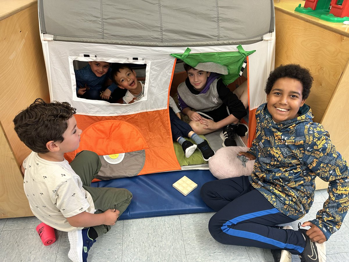 Getting to meet our amis de la maternelle ♥️⛺️ 🙌🏻 <a href="/LanaTaylorCHE/">Mme Taylor - CHE</a> <a href="/cowanelementary/">Cowan Heights School</a>