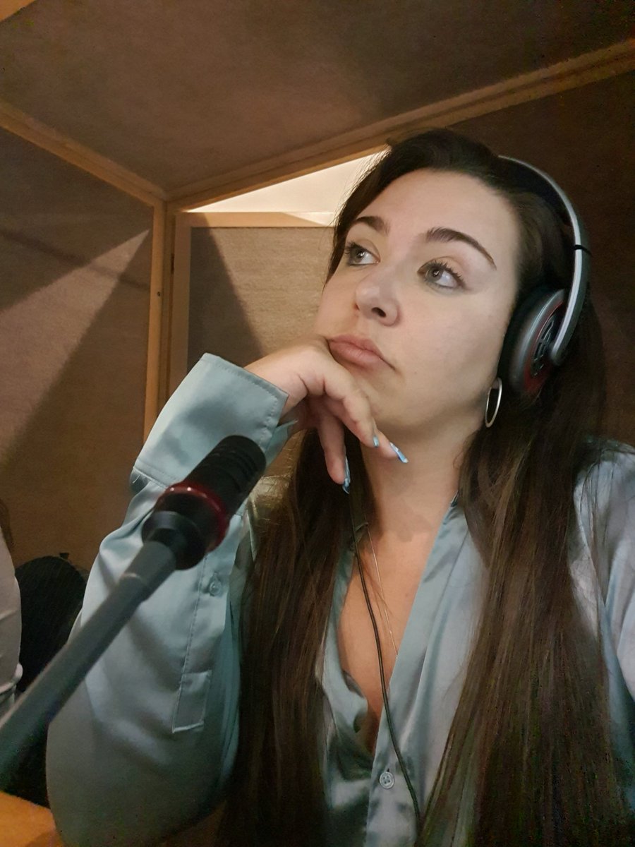 raquelflint's tweet photo. Hoy he desvirtualizado, por partida doble (el destino quería que nos conociéramos), a la maravillosa @nadia_traduce. Ha sido un placer compartir cabina(s) contigo y espero que coincidamos prontito. 💙
Ok a mi cara de hasta el toto tras mil horas currando.
#1nt #IntoTheBooth https://t.co/aH05LgundX