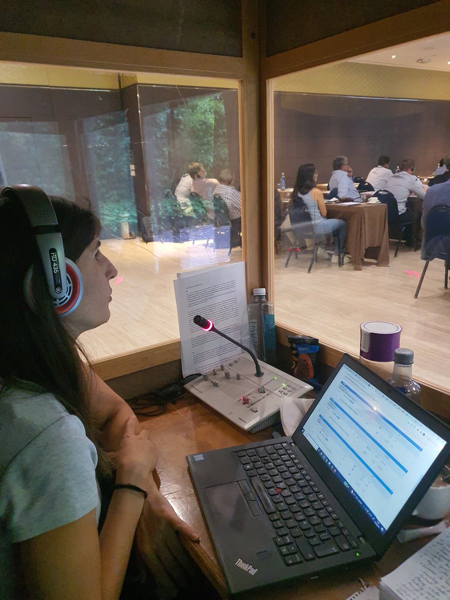 raquelflint's tweet photo. Hoy he desvirtualizado, por partida doble (el destino quería que nos conociéramos), a la maravillosa @nadia_traduce. Ha sido un placer compartir cabina(s) contigo y espero que coincidamos prontito. 💙
Ok a mi cara de hasta el toto tras mil horas currando.
#1nt #IntoTheBooth https://t.co/aH05LgundX