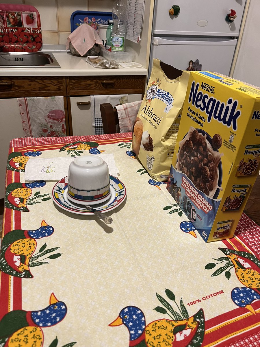 a dormire da mia nonna, ha già preparato il tavolo per la mia colazione di domani mattina 😭😭😭