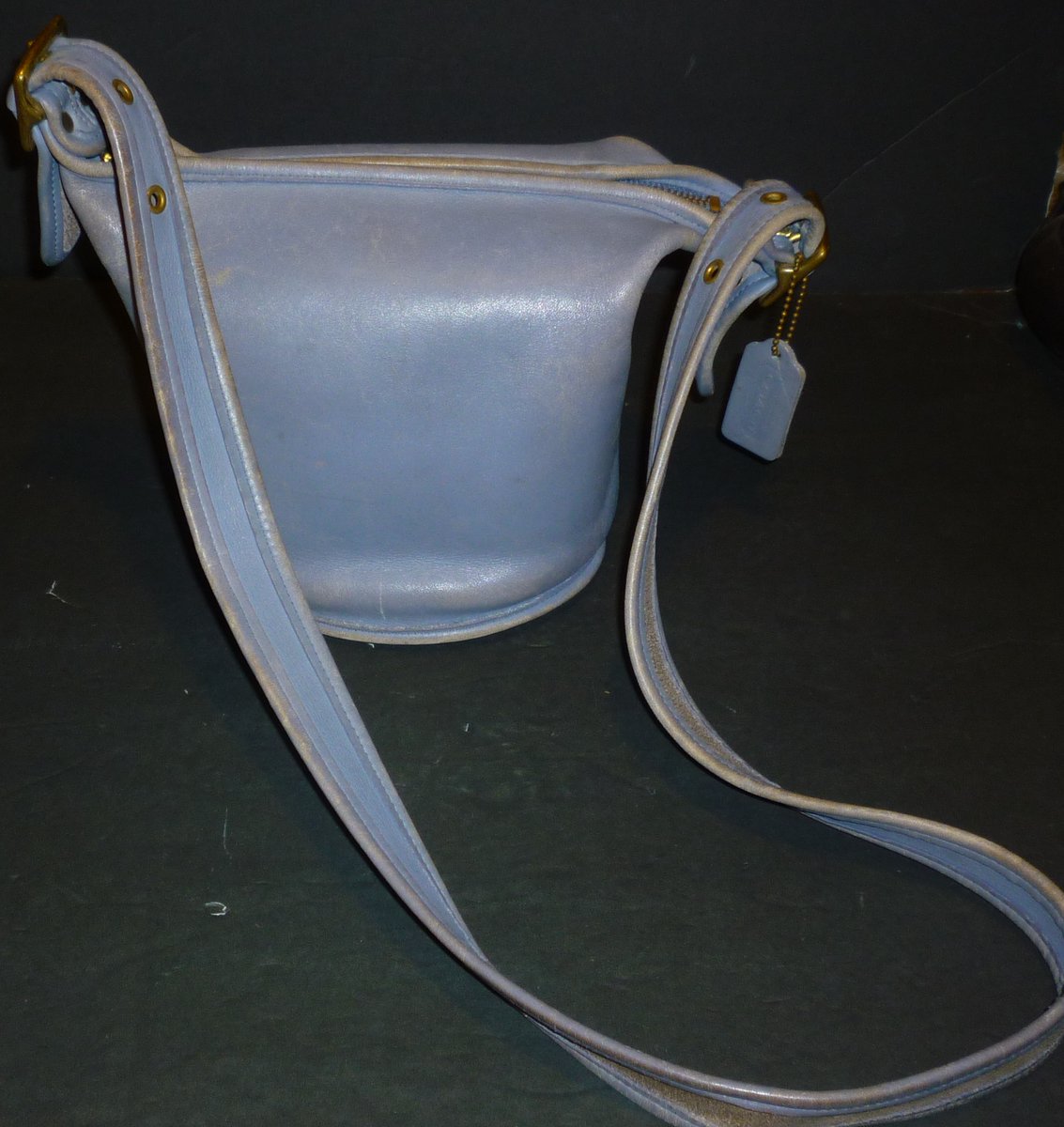 cottagebird's tweet photo. 1997 Coach Bucket Bag – Maggie Duffle 9019 Periwinkle leather with adjustable strap, zip top #genuinecoach #coachcreed #vintagecoach – less than $125, with free shipping! Click now to make it yours https://t.co/B11Dd4DQLt from @cottagebird via #etsy https://t.co/ov4NcyEwfh