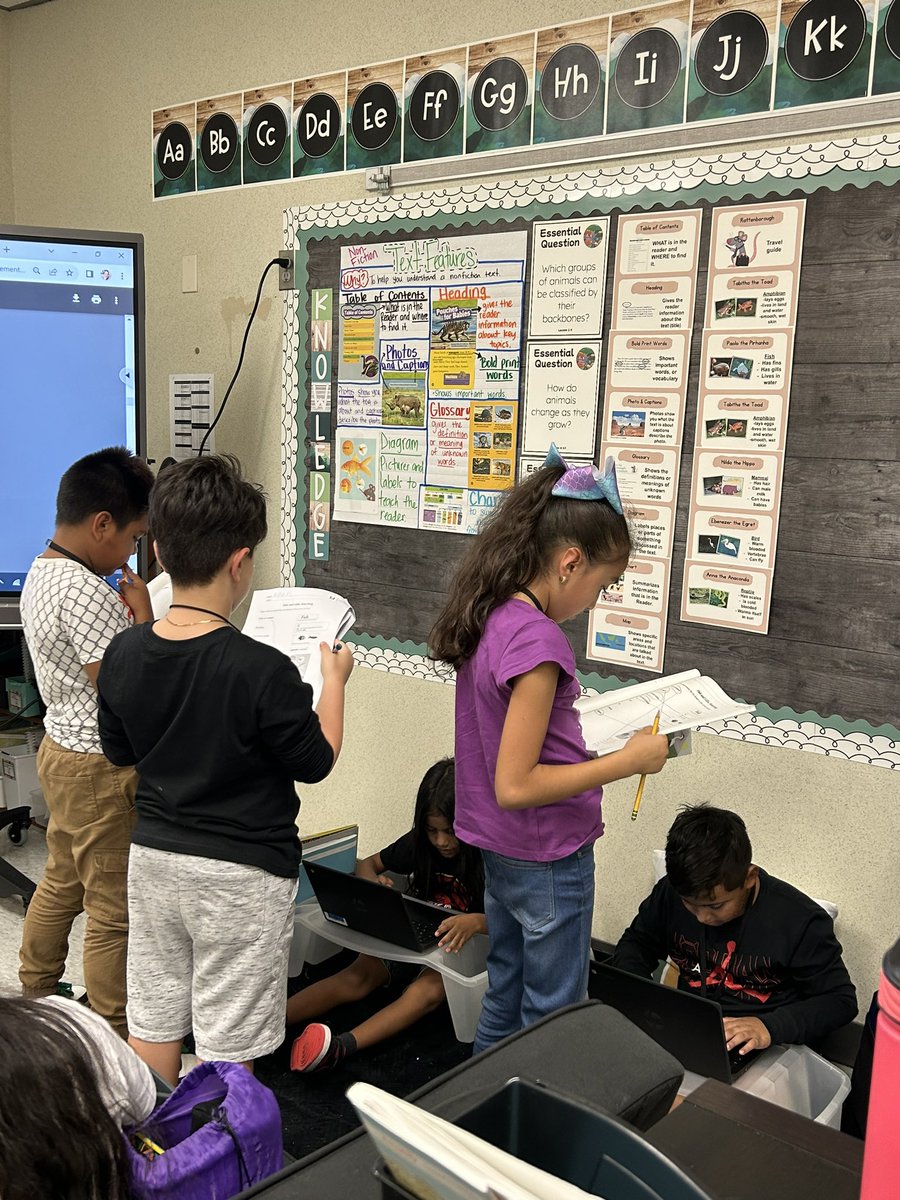 Ndele_teach's tweet photo. Teacher win 🥇 
Use your resources to help you with your work! 
#MyAldine #HearCarterGrowl @Carter_AISD @AldineISD https://t.co/JCiz3lJOw7