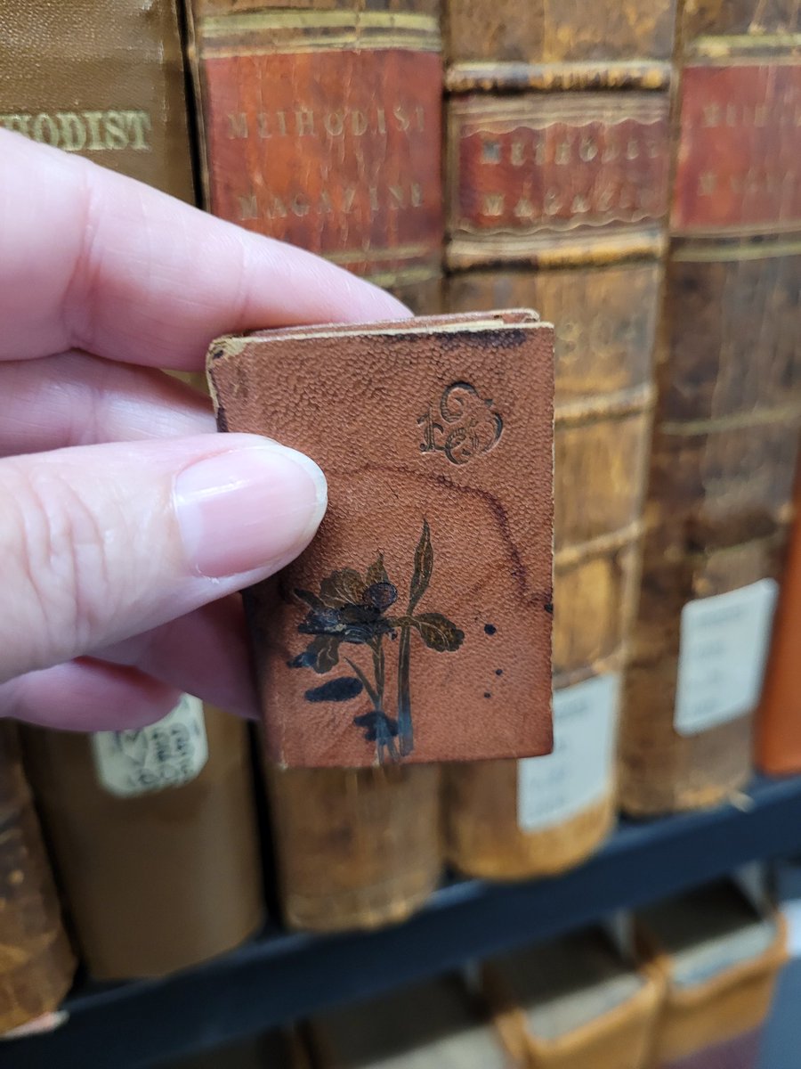 jordan_library's tweet image. We love this #TinyTuesday book! The hand-tooled leather binding is embossed with a flower.  Calendario pel 1903, standing 5 cm tall, consists of a columnar listing of dates, days of the week and saints' names; opposing pages are lined for annotations. #TinyBook