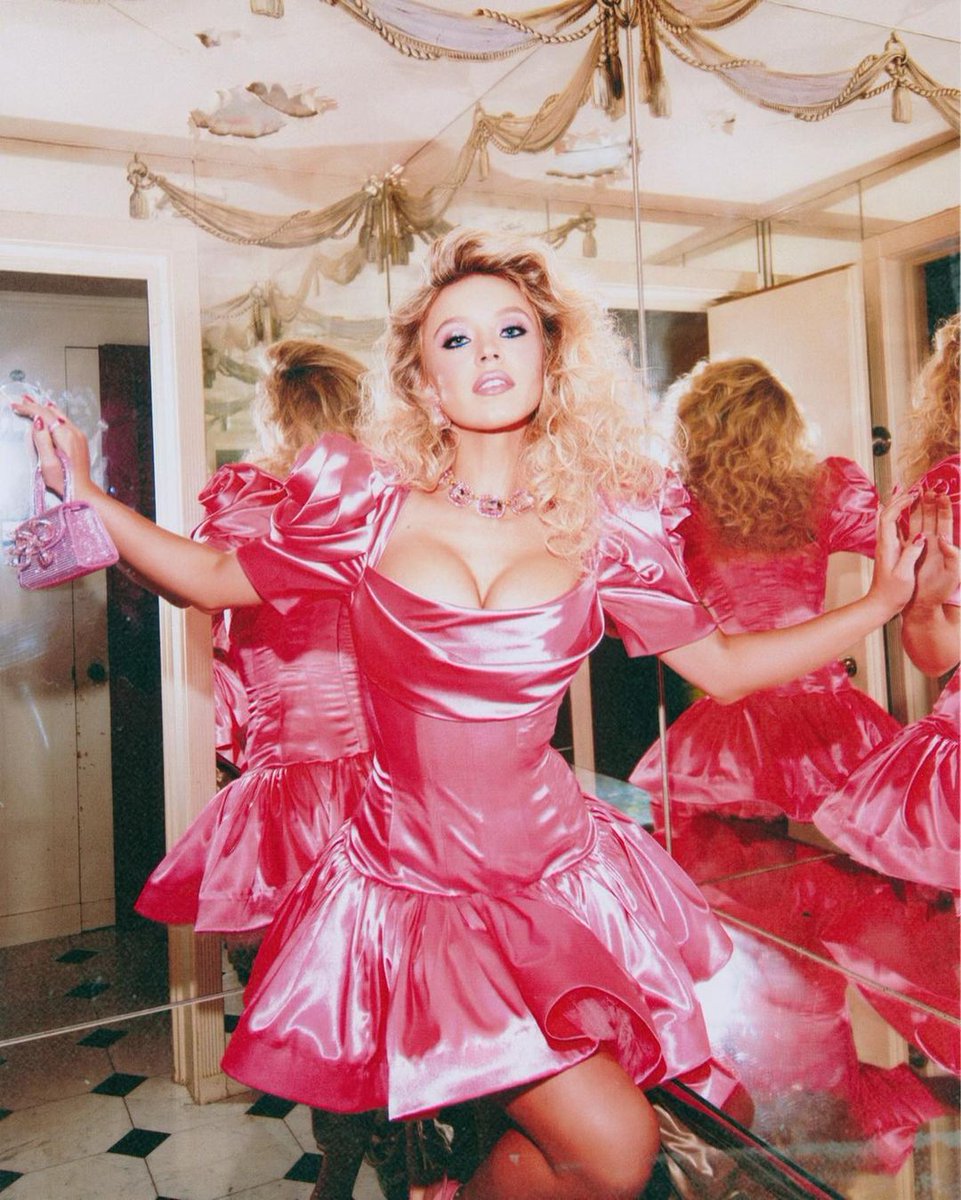 Sydney Sweeney's 80's Prom themed Birthday, Looks Like Barbie
thefashionenthusiast.uk/stories/sydney…

#Euphoria #sydneysweeney #celebritybirthdays #promtheme #barbie #hbdsydneysweeney