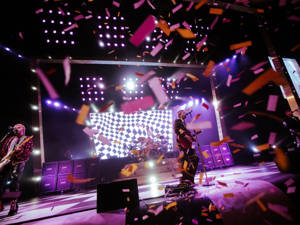thekiaforum's tweet photo. 5 days since @5SOS. 🧡
#The5SOSShowLA

(📸: @AshleyOsborn / Kia Forum Photos) https://t.co/UGEc8bN4nP