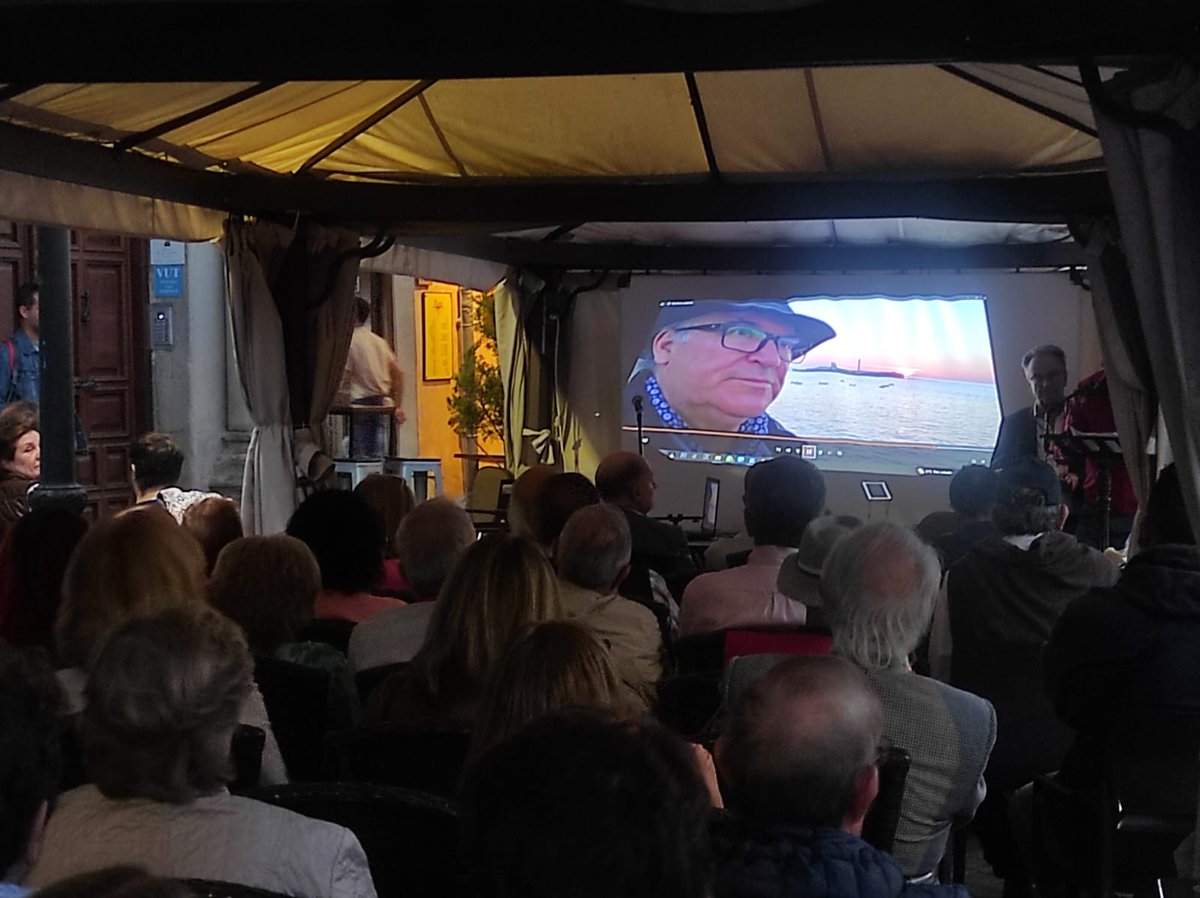 cadenaser_avila's tweet photo. La cultura abulense rinde un pequeño homenaje a Emilio Rufes en su casa, con su muralla, sus vinos y su gente. Te echamos de menos 😔 https://t.co/TXfiYONbHC