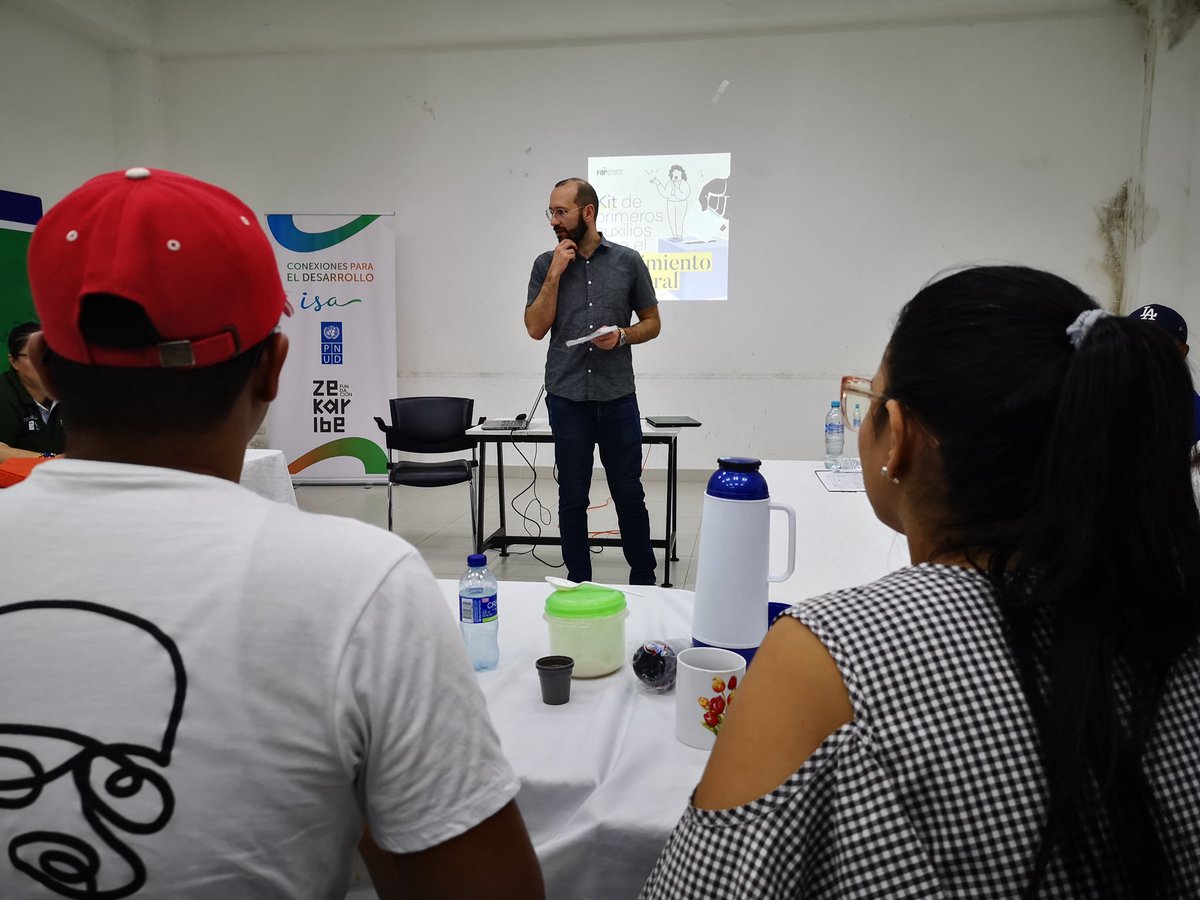 PnudColombia's tweet photo. 🎓Vivimos una jornada de full aprendizaje en #Luruaco con la @FLIP_org como invitada en nuestra 2da Mesa Territorial de Comunicaciones #ConexiónDesarrollo
🎤Actores de la comunicación de Atlántico y Bolívar aprendieron estrategias de rendición de cuentas y cubrimiento electoral🏆 https://t.co/qiP2eQkEM1