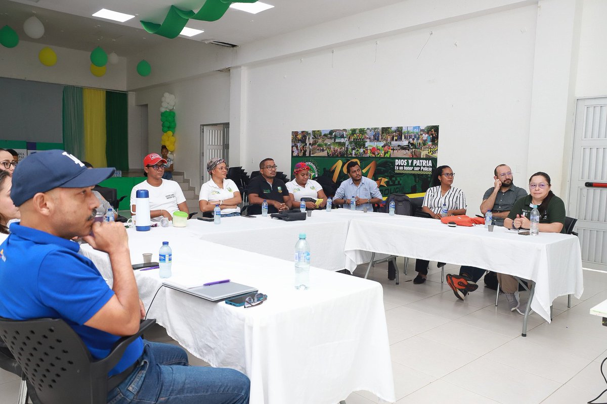 PnudColombia's tweet photo. 🎓Vivimos una jornada de full aprendizaje en #Luruaco con la @FLIP_org como invitada en nuestra 2da Mesa Territorial de Comunicaciones #ConexiónDesarrollo
🎤Actores de la comunicación de Atlántico y Bolívar aprendieron estrategias de rendición de cuentas y cubrimiento electoral🏆 https://t.co/qiP2eQkEM1