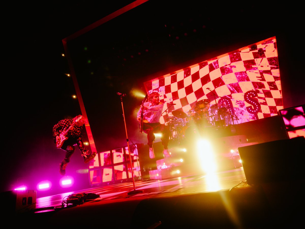 thekiaforum's tweet photo. 5 days since @5SOS. 🧡
#The5SOSShowLA

(📸: @AshleyOsborn / Kia Forum Photos) https://t.co/UGEc8bN4nP