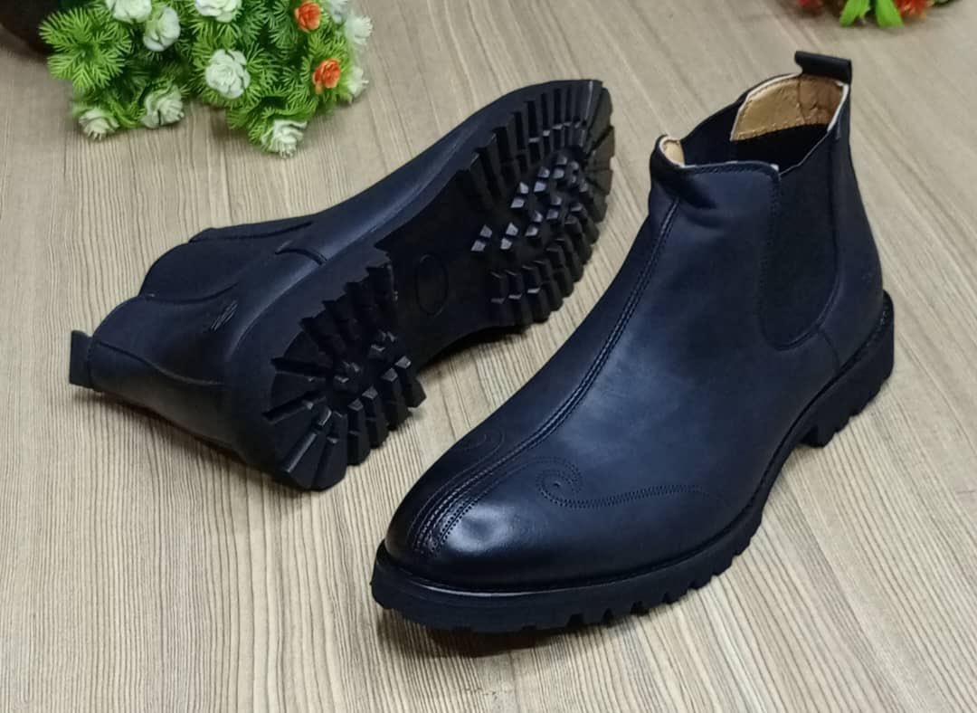 MarcelloGucci's tweet photo. ⚠️Arrivages massives des bottes original 🔥🔥
Disponible de 40 @ 45 ✅
No fake ❌
Prix 18.000fr 
Contact whatsapp 697677983
Livraison express 
Expédition dans tout le Cameroun 🇨🇲 https://t.co/VoXYOoSPoC