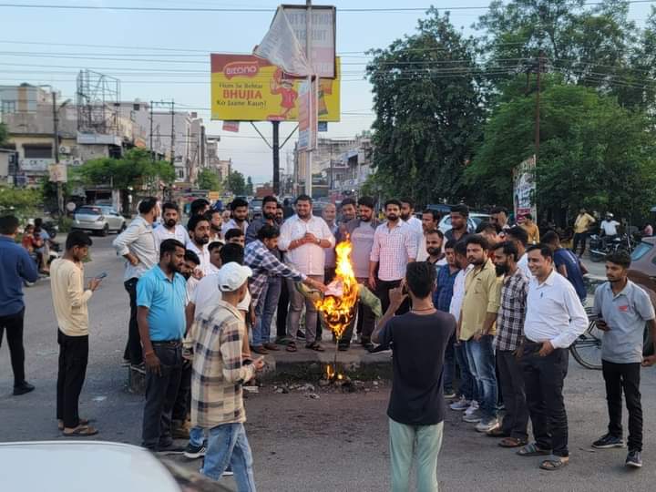 Rahul89404636's tweet photo. आज #भारतीय_जनता_यूवा_मोर्चा_हरिद्वार द्वारा प्रदेश के युवा ऊर्जावान मुख्यमंत्री मा. पुष्कर सिंह धामी जी के लिए अभद्र टिप्पणी करने पर कांग्रेस विधायक मदन सिंह बिष्ट का पुतला फूंका गया l

इस अवसर पर जिला पदाधिकारी एवं मंडल पदाधिकारी उपस्थित रहे l
@Shashankrawat29 @BJYM https://t.co/A8Z40ND82l