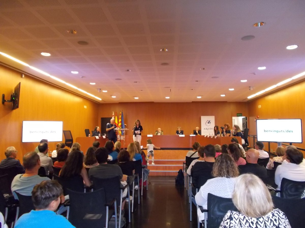 sants3radio's tweet photo. Més de 150 persones assisteixen a la inauguració de la nova entitat santsenca AREDI. Al #SantsMontjuïcAlDia escoltem reportatge amb l'@OlgaNM7 sobre l’Associació Ajuda a la Recerca en #Diabetis.

🎧AUDIO👉https://t.co/YXpRnYzgL6
📰📸CRÒNICA👉https://t.co/AOUcLSZnqp https://t.co/wsH7YqotxJ