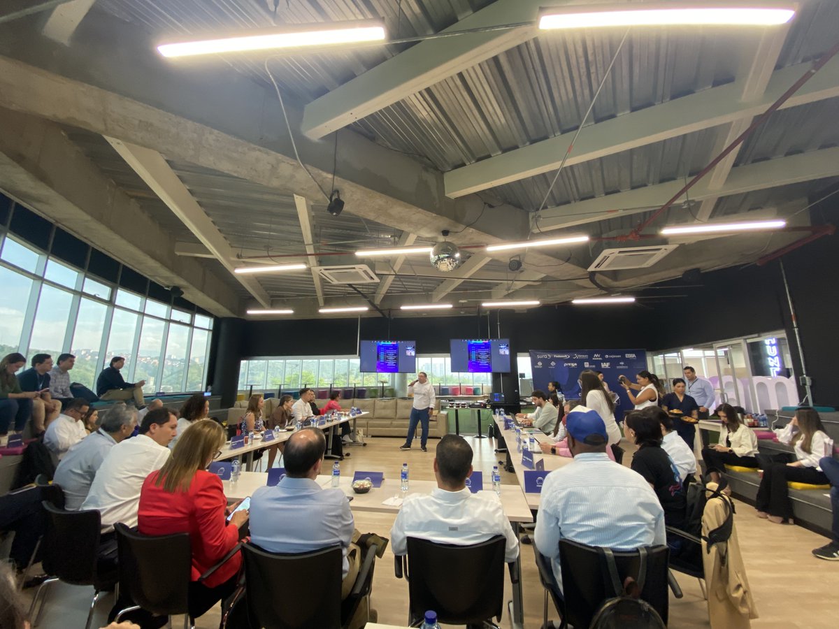 <a href="/TarazonaPinzon/">Diego Tarazona P.</a> CEO de <a href="/Campuslands/">Campuslands</a> dio la bienvenida al encuentro. Carlos Gil, máster en business innovation por CEDIM, habló sobre IA. También se contó con la intervención de sponsors actuales de Campuslands, como FEDESOFT, CAJASAN, ESSA, entre otros.