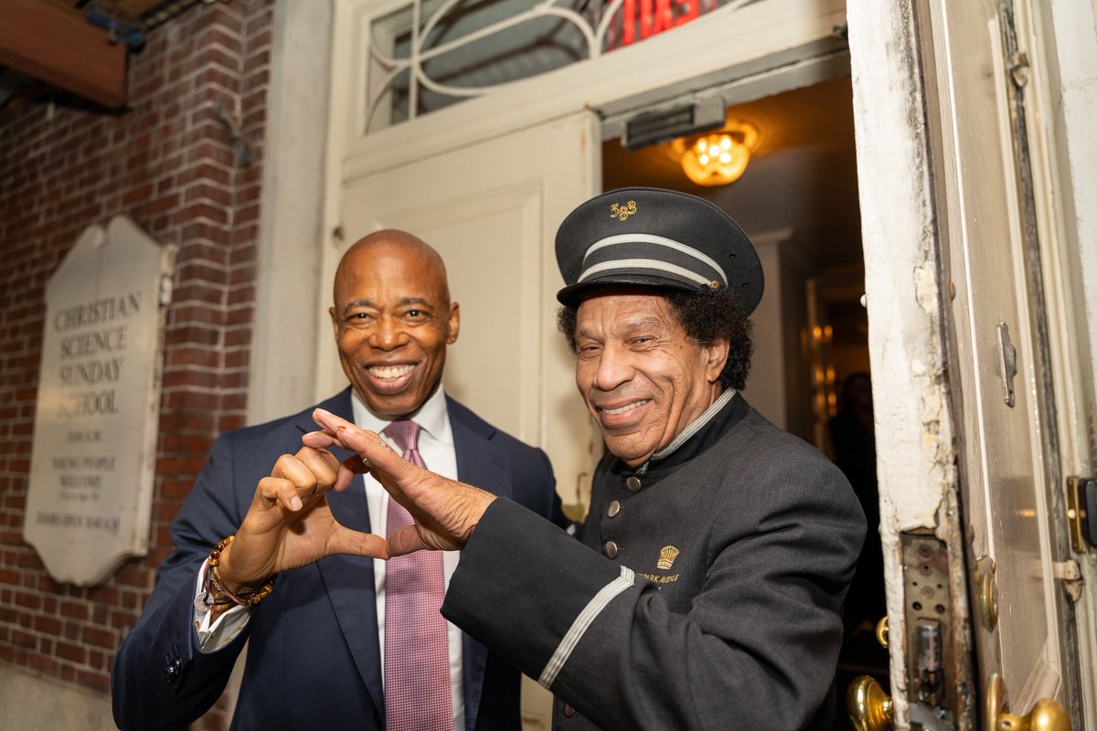 The doorman and the Mayor. 
#ShareAHeartNYC ❤️