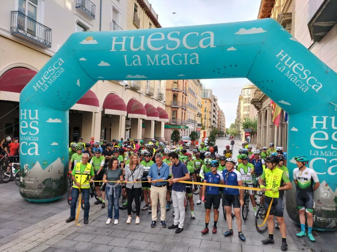 c_c_oscense's tweet photo. "Juntos por la seguridad vial, el respeto y la convivencia en la carretera es cosa de todos".

Gracias a instituciones, empresas y participantes por hacer de esta Marcha Cicloturista por la Seguridad Vial un éxito, nos haga más visibles en la carretera y podamos pedalear seguros. https://t.co/JpTbMOf243