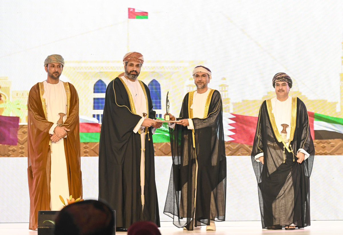 بكم نفخر ونعتز ونهنيء انفسنا بأمثالكم
الفاضل / عارف بن صالح الجعفري يتم تكريمه وتكريم شركته كأفضل شركة على مستوى الخليج العربي
الطموح والعزيمة والاصرار لتحقيق الانجاز  ولو كانت مستحيلا
سمات ابن الاشخرة الذي طالما كانت بصماته الخيرية تعم الجميع فكان التوفيق يلازمه في كل وقت ومشروع