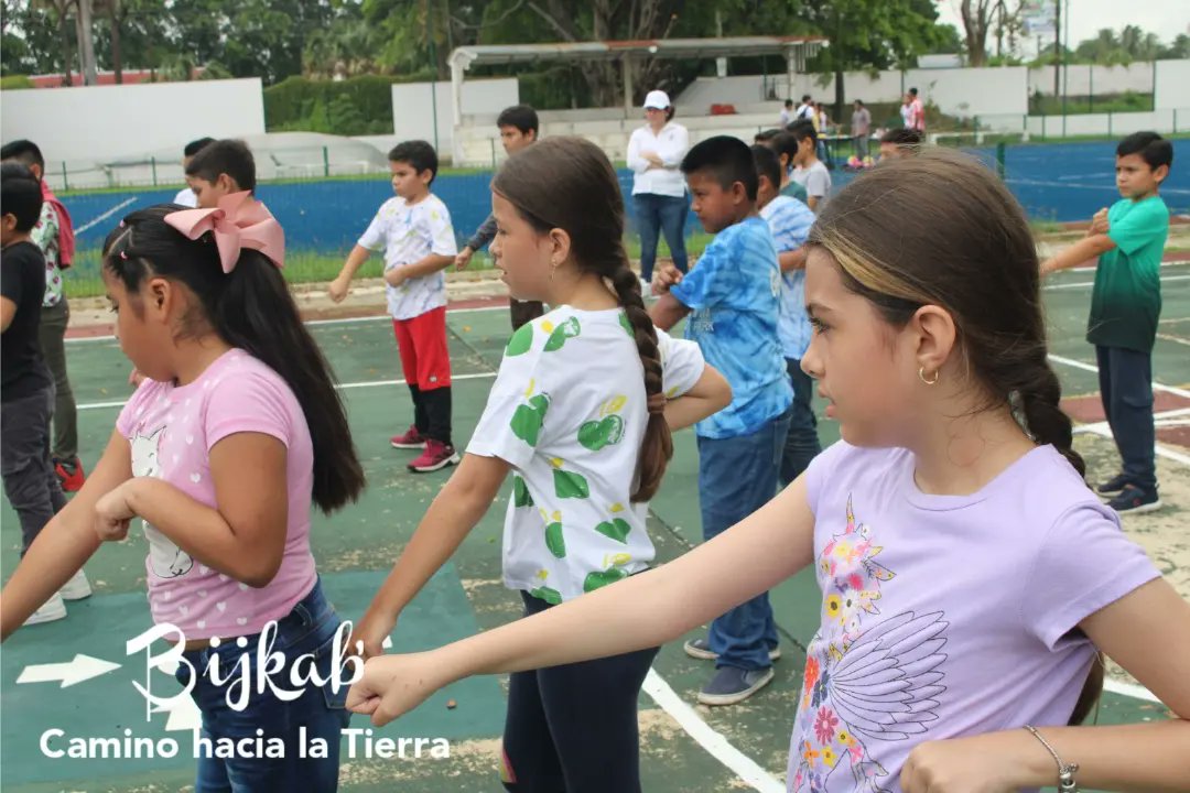 bijkab_UJAT's tweet photo. Día 1. La activación física del día estuvo a cargo del Mtro. Samuel de la Cruz Coi, compartiendo técnicas de Karate y contar en japonés hasta 10.
 En ésta primer día los niños y niñas compitieron en carreras de relevos.
Para nosotros es importante enseñar el trabajo en equipo 🥰. https://t.co/btN3EnZB4G