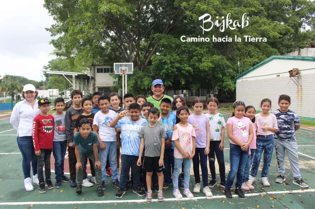 bijkab_UJAT's tweet photo. Día 1. La activación física del día estuvo a cargo del Mtro. Samuel de la Cruz Coi, compartiendo técnicas de Karate y contar en japonés hasta 10.
 En ésta primer día los niños y niñas compitieron en carreras de relevos.
Para nosotros es importante enseñar el trabajo en equipo 🥰. https://t.co/btN3EnZB4G