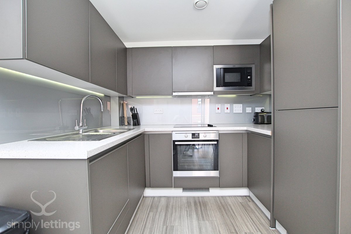 simplylett's tweet photo. #ToLet A modern 1 bed balcony #Flat close to #Brighton Station - £1,500PCM! VIDEO TOUR: https://t.co/vOuBFKHk48 PROPERTY DETAILS: https://t.co/2hIN1jF4AM Call 01273 729 000 to view! #Lettings #Property #SimplyLettings https://t.co/bM9JcwQwBf