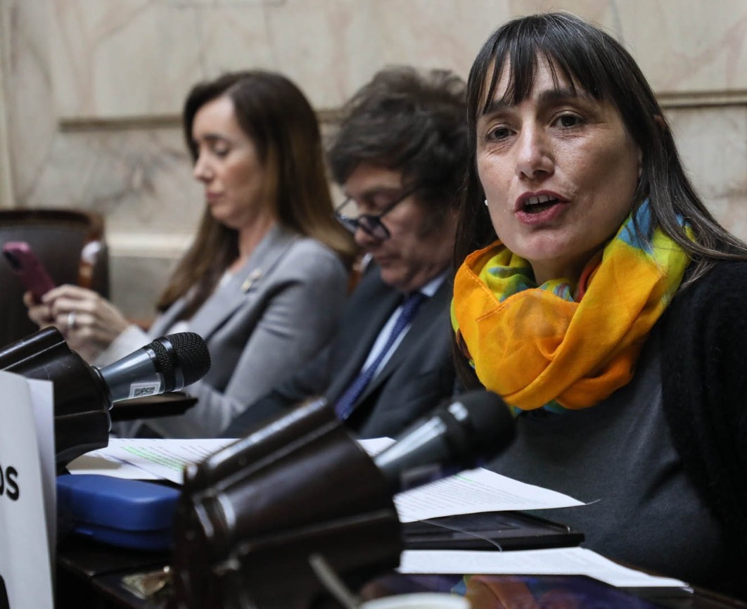 RominaDelPla's tweet photo. Una imagen vale más que mil palabras: mientras homenajeaba a los estudiantes secuestrados y torturados en la Noche de los Lápices, la defensora de genocidas @vickyvillaruel se distraída mirando su celular. 
No hay perspectiva para la juventud de la mano de los negacionistas. https://t.co/RmjDtSW3p1
