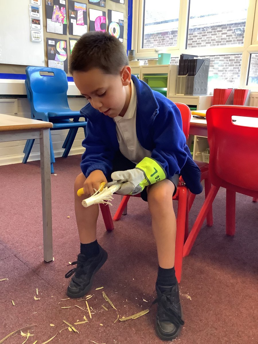 ForestFridays's tweet image. The wind didn’t stop Bushcraft Club after school today we just moved inside. Using Willow and our knife skills we whittled and created some flowers. #Bushcraft #KnifeWork #Whittling #SidleshamPrimarySchool #AfterSchoolClub