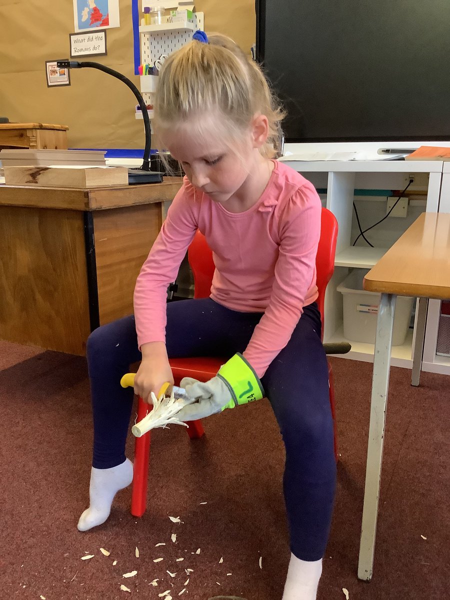 ForestFridays's tweet image. The wind didn’t stop Bushcraft Club after school today we just moved inside. Using Willow and our knife skills we whittled and created some flowers. #Bushcraft #KnifeWork #Whittling #SidleshamPrimarySchool #AfterSchoolClub