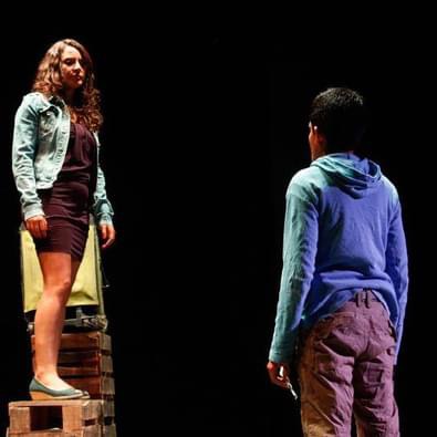 PuroBolillo's tweet photo. ¡Feliz #AniversarioBolillo número 12!

Continuamos repasando estos 12 años de hacer teatro. Hoy recordamos “¿Quién baila mambo?”, un texto de Jesús González Dávila. Bajo la dirección de Isaac Pérez Calzada, montamos este trabajo en el año 2015.

🧵 https://t.co/nTPFRh2fjX