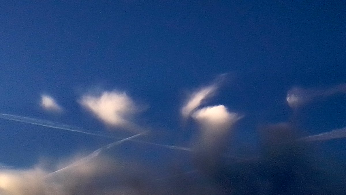 Daniel67786787's tweet image. #Sprites #spriteclouds over #Berlin
#StormHour #bluesky #Wolken