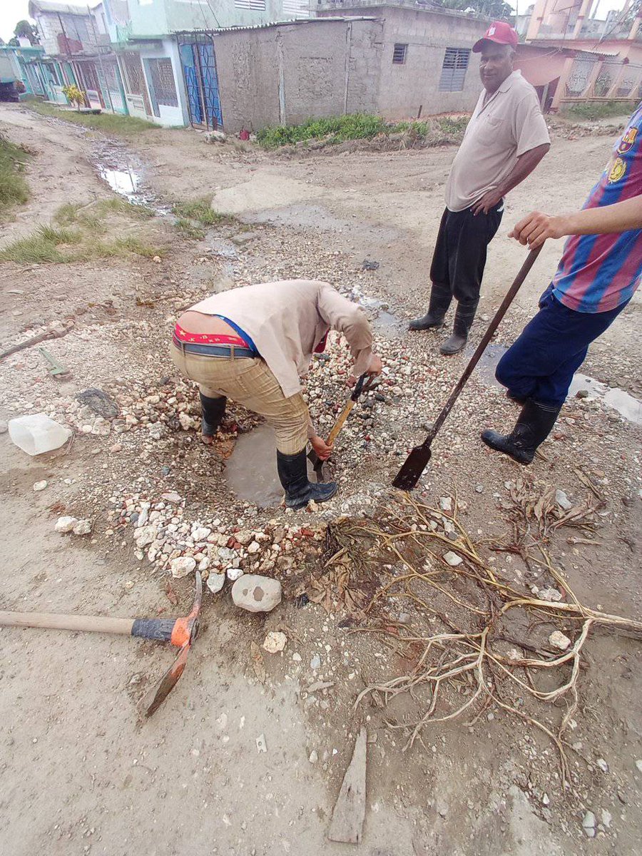 Trabajadores de la Unidad Empresarial de Base Acueducto Alcantarillado Jatibonico enfrascados en la supresión de salideros, recuperando pérdidas para alcanzar la mejora en el servicio de abasto. Jatibonico. #Eaass #AySCuba #SanctiSpíritusEnMarcha