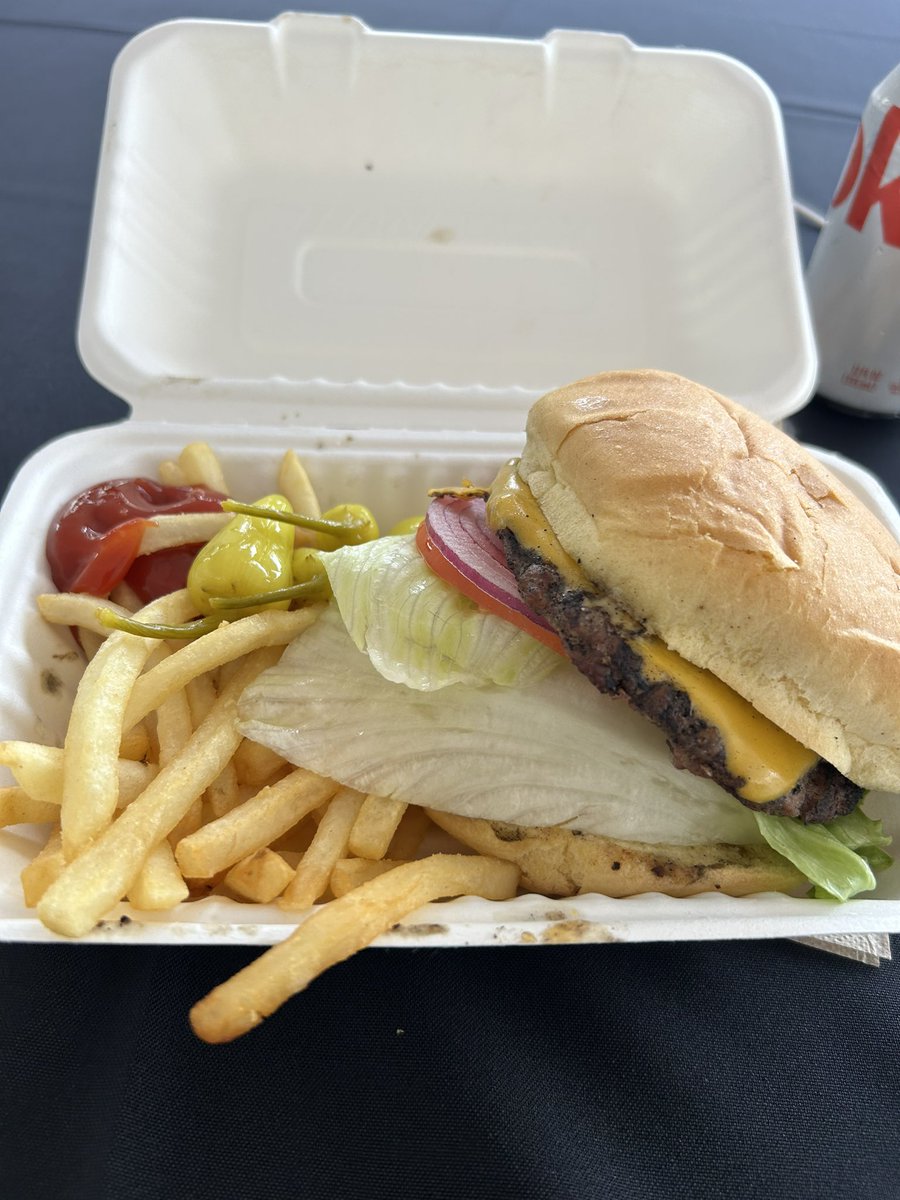 lopezcatching's tweet photo. TK Burgers at LBCC staff professional development day. Gracias Dr. Muñoz! #notoverrated @GustavoArellano https://t.co/cx2hFXK0K1