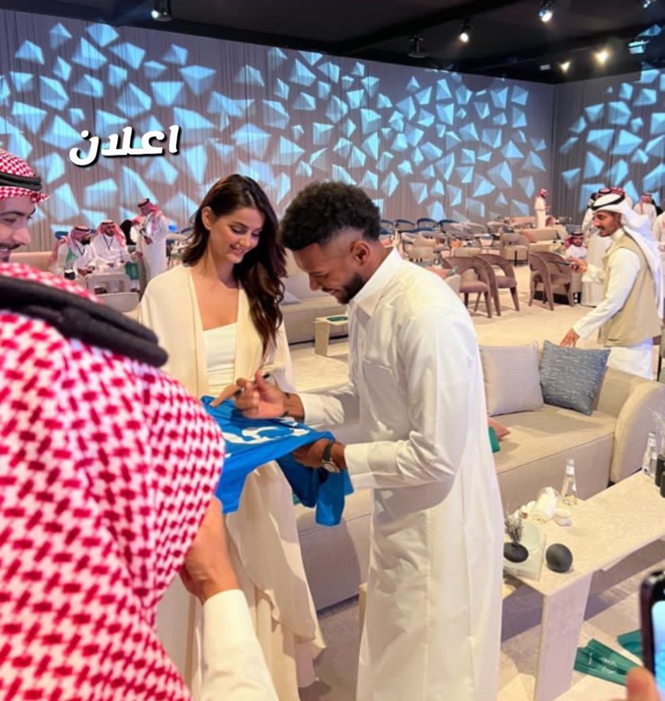 puierq's tweet photo. البليهي حاضر أيفينت ابراهيم القرشي ، يهدي مهلاقا تيشيرت عليه توقعيه احترت ياحظه هو ولا ياحظها هي 
 #البليهي_مع_ابراهيم_القرشي https://t.co/cy81bdkZWn