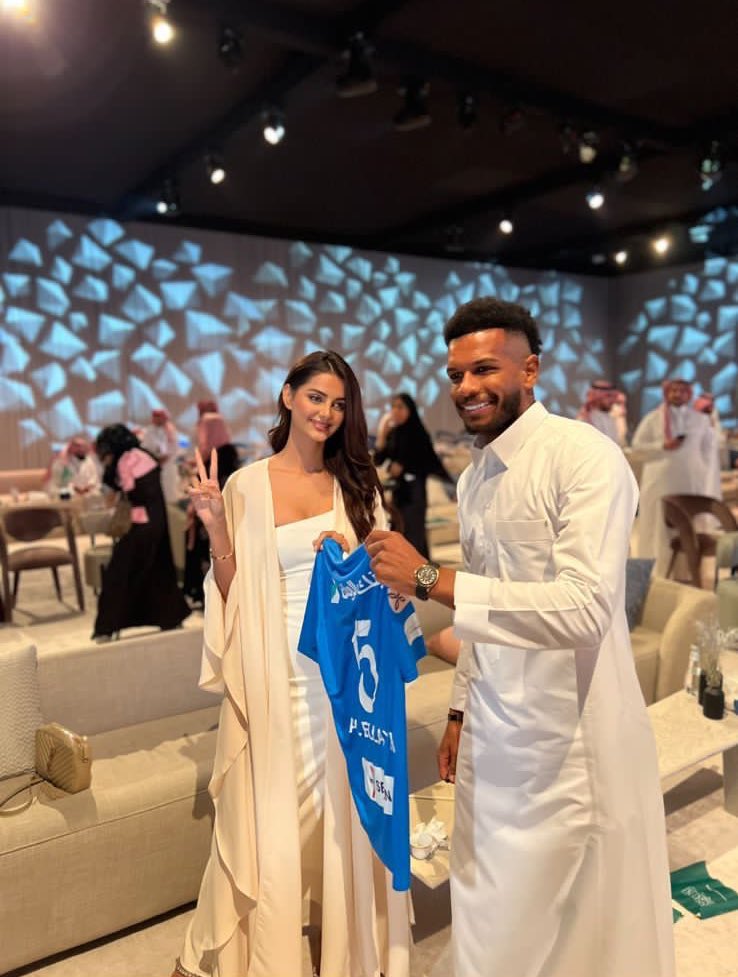 puierq's tweet photo. البليهي حاضر أيفينت ابراهيم القرشي ، يهدي مهلاقا تيشيرت عليه توقعيه احترت ياحظه هو ولا ياحظها هي 
 #البليهي_مع_ابراهيم_القرشي https://t.co/cy81bdkZWn