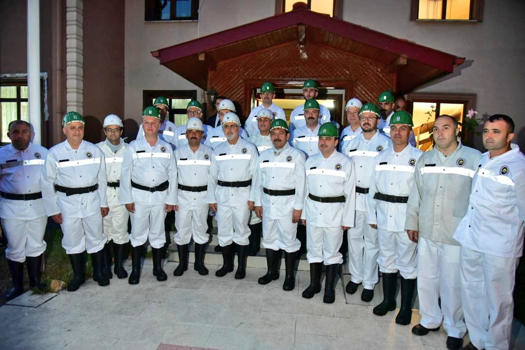 TC_Zonguldak's tweet photo. Çalışma ve Sosyal Güvenlik Bakanımız Prof. Dr. Sn.Vedat Işıkhan, Valimiz Osman Hacıbektaşoğlu, Milletvekillerimiz Muammer Avcı, Ahmet Çolakoğlu, Saffet Bozkurt, Belediye Başkanı Dr. Ömer Selim Alan ile birlikte TTK Armutçuk Müessesesinde madencilerimizle bir araya geldi. https://t.co/tDhUk2Cir7