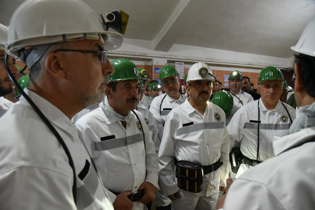 TC_Zonguldak's tweet photo. Çalışma ve Sosyal Güvenlik Bakanımız Prof. Dr. Sn.Vedat Işıkhan, Valimiz Osman Hacıbektaşoğlu, Milletvekillerimiz Muammer Avcı, Ahmet Çolakoğlu, Saffet Bozkurt, Belediye Başkanı Dr. Ömer Selim Alan ile birlikte TTK Armutçuk Müessesesinde madencilerimizle bir araya geldi. https://t.co/tDhUk2Cir7