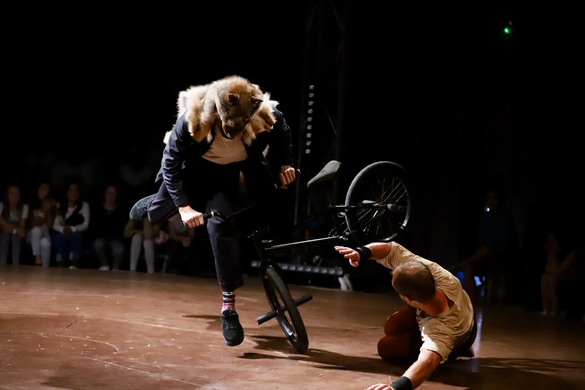 [Nouvel article] - Découvrez sur nos pages notre article sur Foutoir Céleste (Cirque Exalté). 

« Une partition circassienne qui exclut les fioritures, et épure le plateau, pour laisser aux artistes la convergence des intentions. »

📸 Roman Chartier