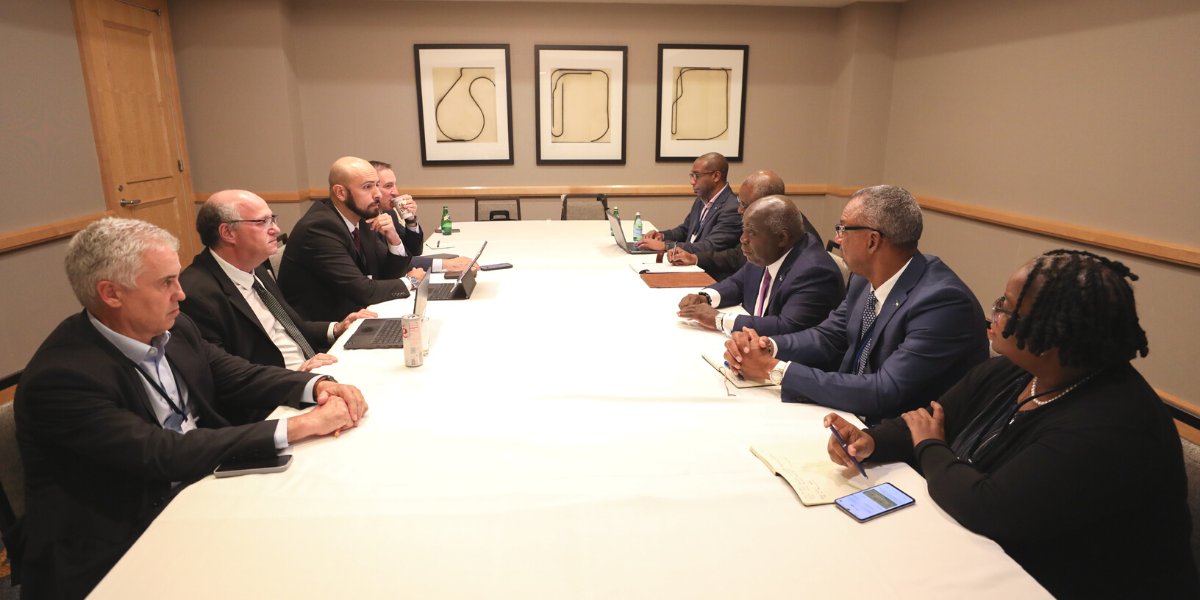 Met w/ <a href="/HonPhilipEDavis/">Philip Brave Davis</a> to reaffirm <a href="/the_IDB/">Inter-American Development Bank</a>'s commitment to supporting climate change mgmt. in the #Bahamas. Together, we're working to introduce a policy-based guarantee that will facilitate a debt-for-nature exchange, enabling the 🇧🇸 to allocate resources towards conservation.
