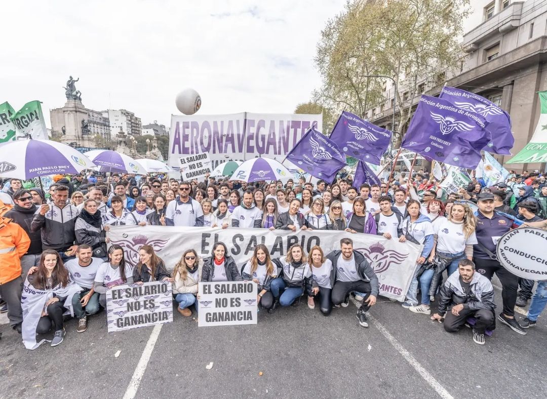 Aeronavegantes's tweet photo. 👉 #Aeronavegantes y los trabajadores y trabajadoras nucleados en la #CGT, @CATT_Prensa y #FRESIMONA marchamos al #Congreso para respaldar la aprobación del Proyecto de Ley presentado por @SergioMassa, que promueve la eliminación de la 4° Categoría del Impuesto a las #Ganancias. https://t.co/CnlXHCYNnA