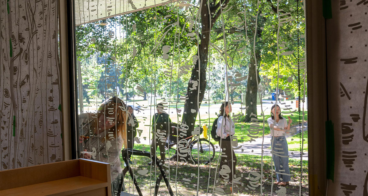 VicCollege_UofT's tweet image. Last week, the Vic U community teamed up with Birdsafe U of T to give E.J. Pratt Library&apos;s windows a feather-friendly makeover! Stay tuned for more bird-safe buildings soaring onto campus soon! #FeatherFriendly