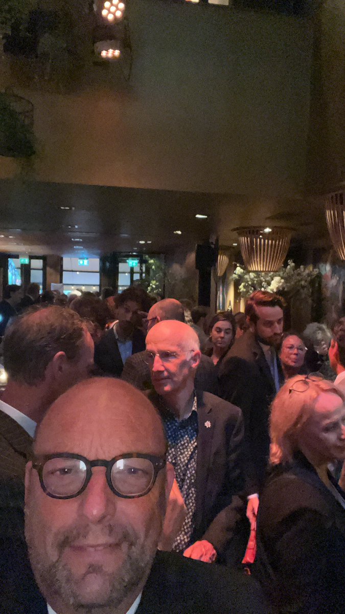 <a href="/Gemeente_Zwolle/">Gemeente Zwolle</a> <a href="/SpaansZwolle/">Arjan Spaans</a> <a href="/DickEmmer/">Dick Emmer</a> <a href="/mschuttenbeld/">Monique Schuttenbeld</a> @DorritDeJong <a href="/michielwill/">Michiel van Willigen</a> <a href="/GerdienRots/">Gerdien Rots</a> <a href="/PaulGuldemond/">Paul Guldemond</a> Mooie ontmoetingen vandaag tijdens #Prinsjesdag2023 in Den Haag. Samen met college <a href="/Gemeente_Zwolle/">Gemeente Zwolle</a> gesprekken gevoerd met Kamerleden, kabinetsleden en vele anderen